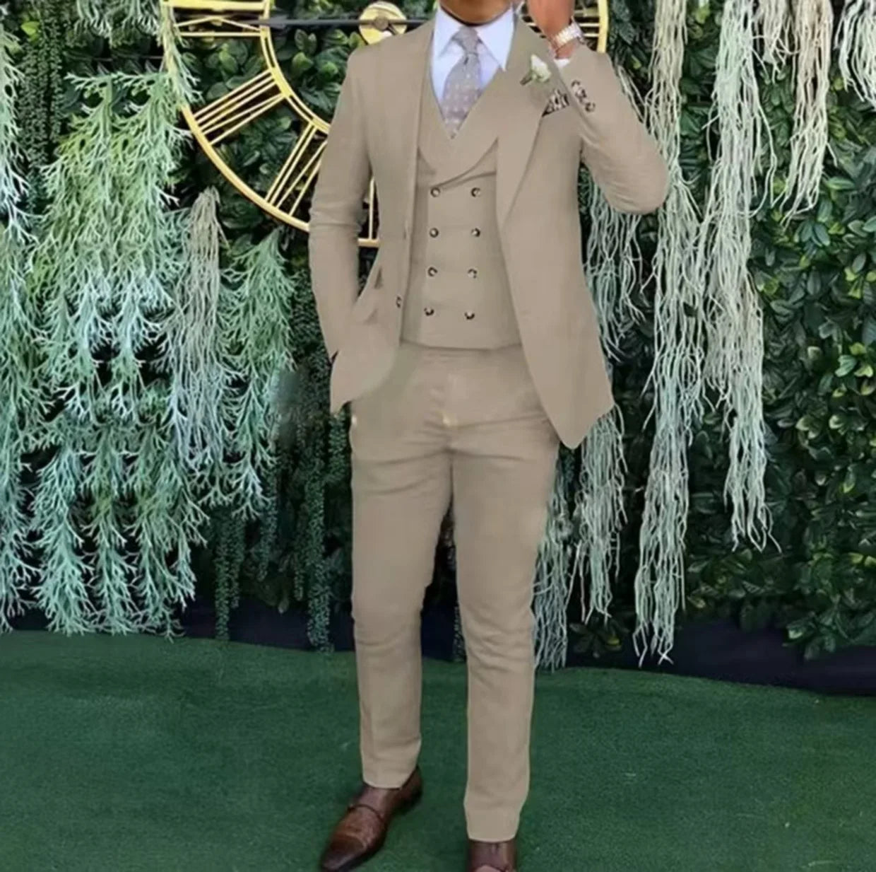 Men's slim-fit three-piece suit，Three-piece set of vest, blazer and trousers，Ideal for weddings, business and formal occasions